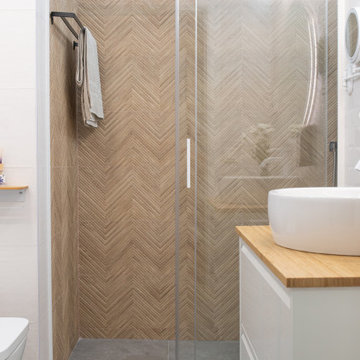Vista desde la entrada: baño funcional con contraste de materiales y distribució