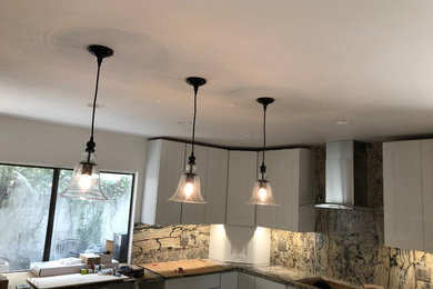 Example of an arts and crafts home design design in Los Angeles