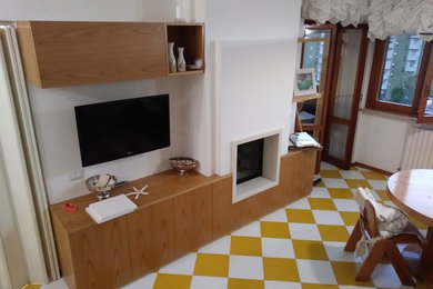Modern inredning av ett litet separat vardagsrum, med vita väggar, klinkergolv i porslin, en dubbelsidig öppen spis, en spiselkrans i gips, en väggmonterad TV och flerfärgat golv