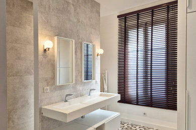 Réalisation d'une salle de bain design.