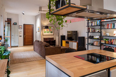 Foto di un grande soggiorno moderno con pareti bianche, parquet chiaro e parete attrezzata