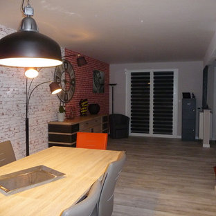 ブレストの巨大なインダストリアルスタイルのLDKの画像 (グレーの壁、クッションフロア、暖炉なし、白い床)