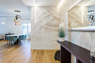 Réalisation d'un hall d'entrée minimaliste de taille moyenne avec un mur beige, parquet clair, un plafond décaissé et du papier peint.