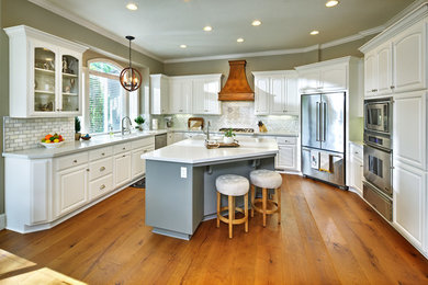 Transitional kitchen photo in Sacramento