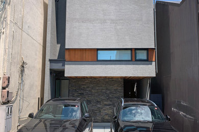 На фото: трехэтажный, серый частный загородный дом с двускатной крышей, металлической крышей и серой крышей с