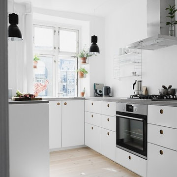 Painted kitchen with oak handles and concrete counter
