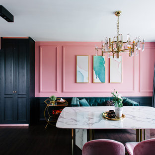 Idées déco pour une salle à manger éclectique avec un mur rose, un sol en bois foncé et un sol marron.