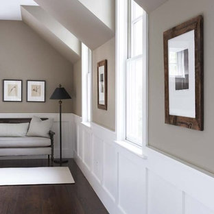 Inspiration för stora klassiska hallar, med beige väggar, mörkt trägolv och brunt golv