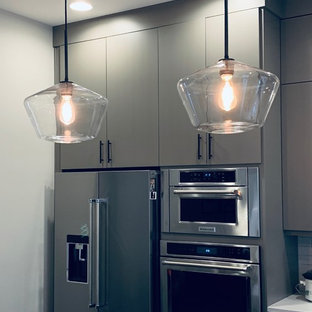 Salle à manger moderne avec un manteau de cheminée en ...