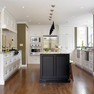На фото: п-образные кухни в стиле современная классика с фасадами с утопленной филенкой, белыми фасадами и техникой из нержавеющей стали