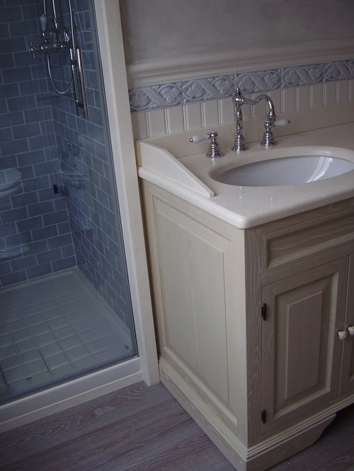 Bagno in stile inglese con boiserie in ceramiche Bagno in stile inglese con boiserie in ceramiche