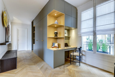 Inspiration for a large contemporary foyer in Paris with light hardwood floors.