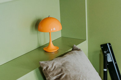 minimalistisches Schrankbett mit Farbakzent