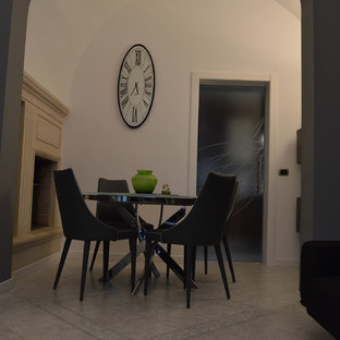 バーリの小さいモダンスタイルのLDKの画像 (白い壁、磁器タイルの床、標準型暖炉、石材の暖炉まわり、白い床)