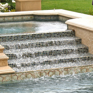 サンフランシスコの大きいオーダーメイドトラディショナルスタイルのおしゃれなプール (タイル敷き) の写真