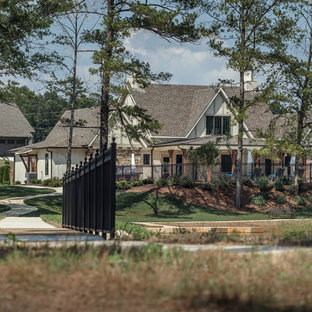 他の地域のトランジショナルスタイルのおしゃれな家の外観 (混合材サイディング、マルチカラーの外壁、切妻屋根、金属屋根) の写真