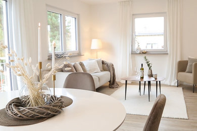 Mittelgroßes Modernes Wohnzimmer mit weißer Wandfarbe, Vinylboden und braunem Boden in Sonstige