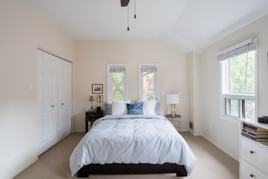 Bedroom - modern bedroom idea in Toronto