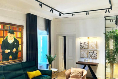 Foto di un soggiorno contemporaneo con parquet chiaro e boiserie