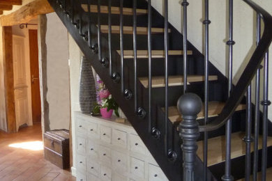 Cette photo montre un escalier nature avec des marches en bois, des contremarches en métal et un garde-corps en métal.