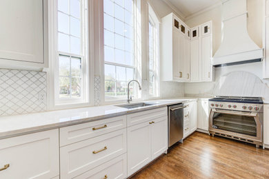 Example of a classic kitchen design in Houston