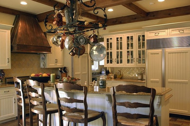 Design ideas for a traditional kitchen in Dallas.