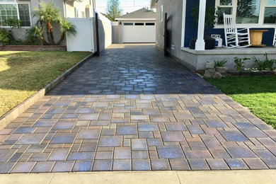 Design ideas for a mid-sized craftsman partial sun front yard concrete paver driveway in Orange County for winter.