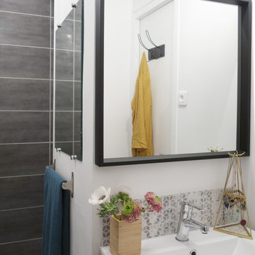 ...Transformation d'un coin douche en salle de bains...