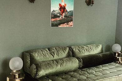 Mittelgroßes, Repräsentatives, Abgetrenntes Mid-Century Wohnzimmer mit grüner Wandfarbe in München