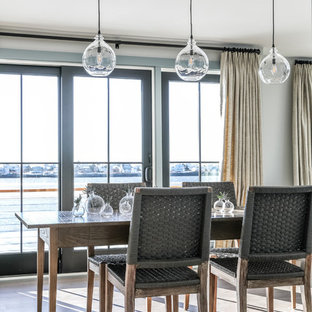 ポートランド(メイン)の中サイズのモダンスタイルのLDKの画像 (白い壁、無垢フローリング)