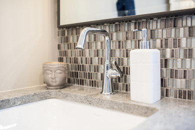 Example of a minimalist bathroom design in Edmonton