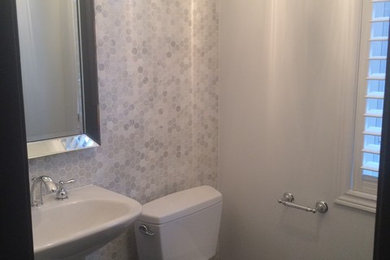 Foto de aseo clásico renovado pequeño con lavabo con pedestal, sanitario de dos piezas, baldosas y/o azulejos grises, baldosas y/o azulejos en mosaico y paredes grises