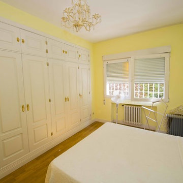 Vista de dormitorio de la reforma integral realizada en piso de Pozuelo de Alarc