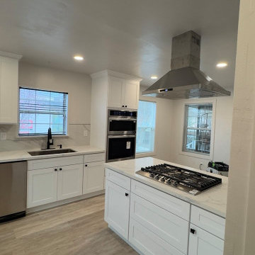 Contemporary White Kitchen with Peninsula Cooktop