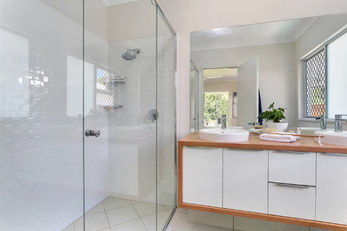 ケアンズにあるトロピカルスタイルのおしゃれな浴室の写真