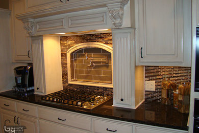 Kitchen - transitional kitchen idea in Milwaukee