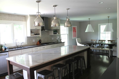 Example of a trendy kitchen design in Chicago