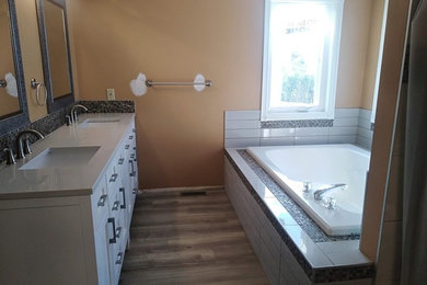 Example of a bathroom design in Edmonton