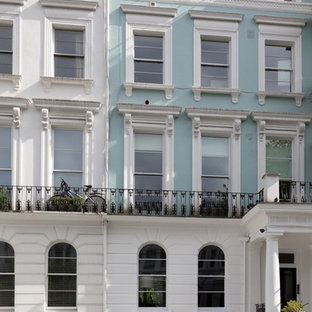 ロンドンのヴィクトリアン調のおしゃれな家の外観 (アパート・マンション、漆喰サイディング、青い外壁、陸屋根、金属屋根) の写真