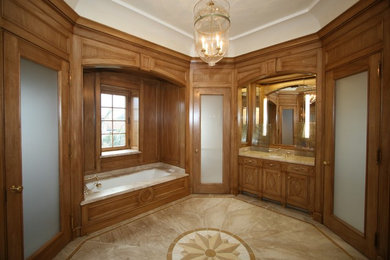 Example of a classic home design design in Toronto