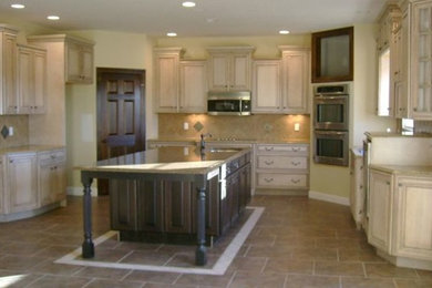 Kitchen - kitchen idea in Cleveland