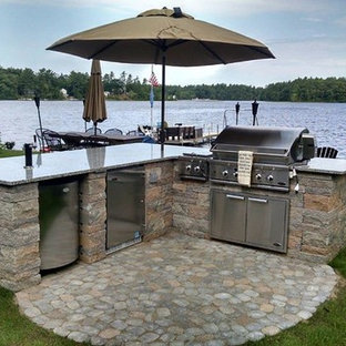 マンチェスターの小さいビーチスタイルのおしゃれな裏庭のテラス (アウトドアキッチン、コンクリート敷き	、日よけなし) の写真