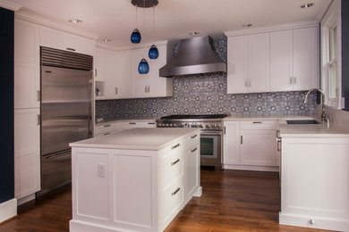 Kitchen - traditional kitchen idea in Seattle