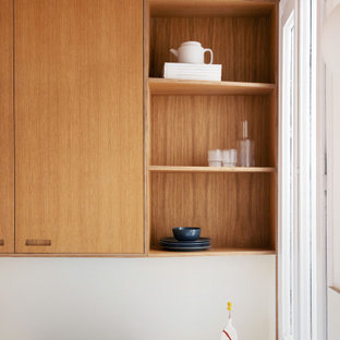 Geschlossene, Mittelgroße Mediterrane Küche in L-Form mit integriertem Waschbecken, Schrankfronten im Shaker-Stil, weißen Schränken, Laminat-Arbeitsplatte, Küchenrückwand in Weiß, Rückwand aus Keramikfliesen, Küchengeräten aus Edelstahl, Sperrholzboden, braunem Boden, weißer Arbeitsplatte und Kassettendecke in Sonstige