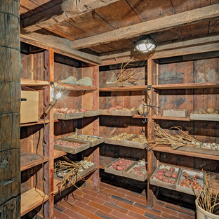 Diseño de sótano en el subsuelo tradicional con paredes marrones y suelo de baldosas de terracota