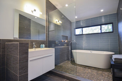 Example of a minimalist bathroom design in Baltimore