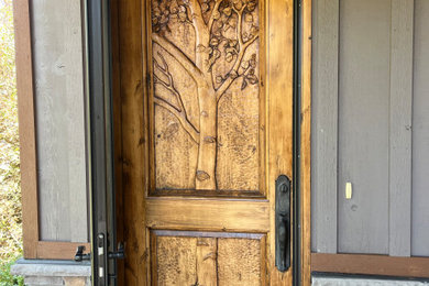 Ejemplo de entrada ecléctica de tamaño medio con puerta simple y puerta de madera en tonos medios