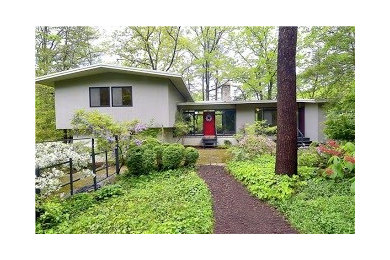 Example of a minimalist exterior home design in DC Metro