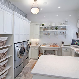 ミネアポリスのトラディショナルスタイルのおしゃれな家事室 (スロップシンク、落し込みパネル扉のキャビネット、白いキャビネット、グレーの壁、左右配置の洗濯機・乾燥機) の写真