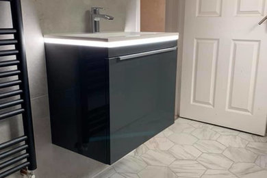 This is an example of a modern bathroom in Cheshire.